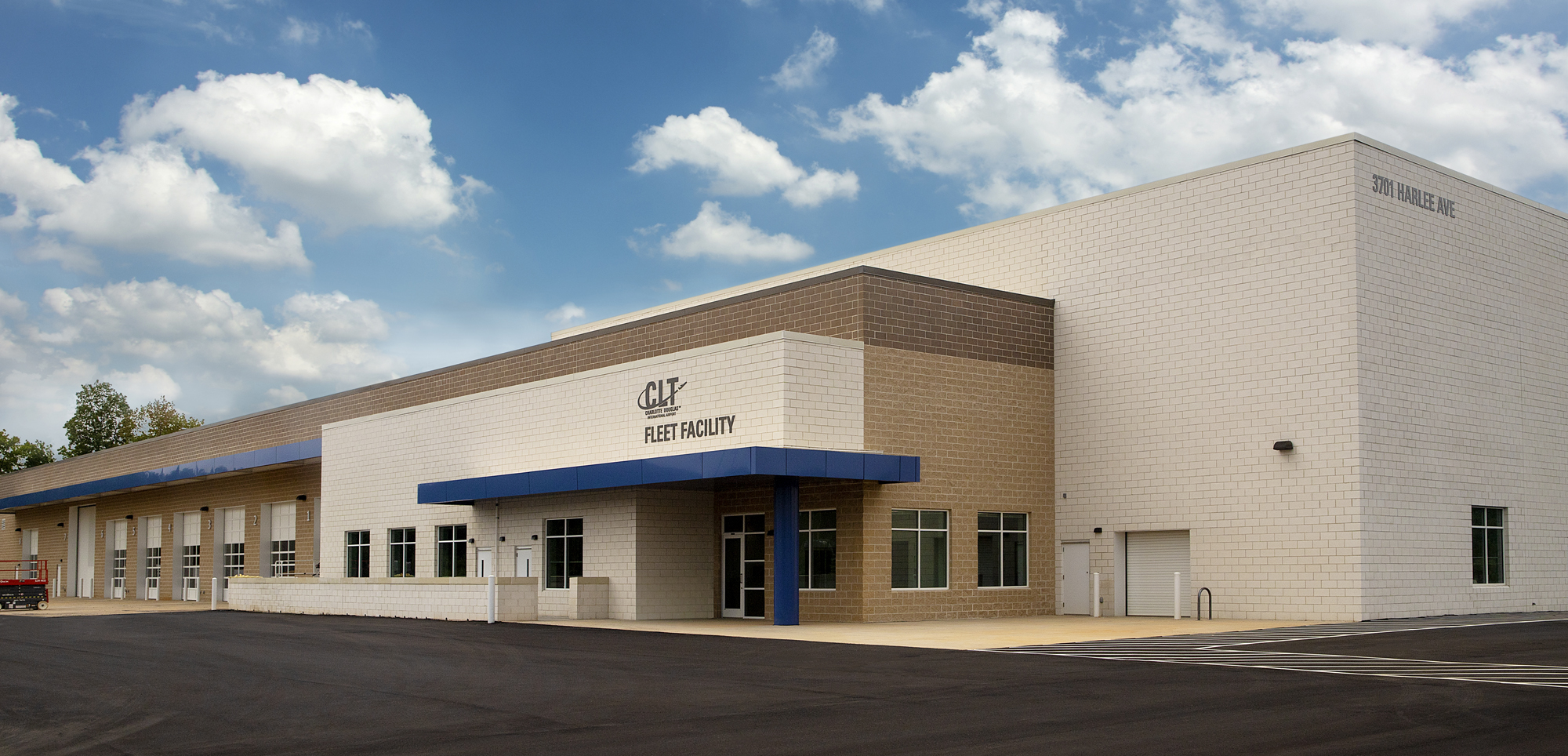CLT Fleet Facility in Charlotte, NC featuring Prestige Masonry Architectural Block Smooth Face in Ivory Coast and Braxton Beige; Split Face in Luminous Sea Salt; and Johnson Concrete Products Lightweight Gray ProBlock