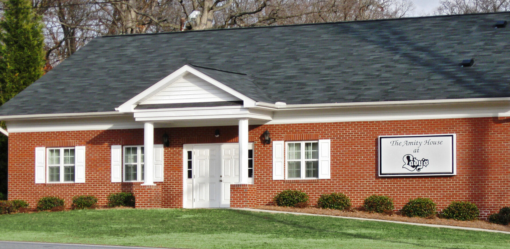 Lady's Funeral Home in Kannapolis, NC featuring Brick supplied by Johnson Concrete Products